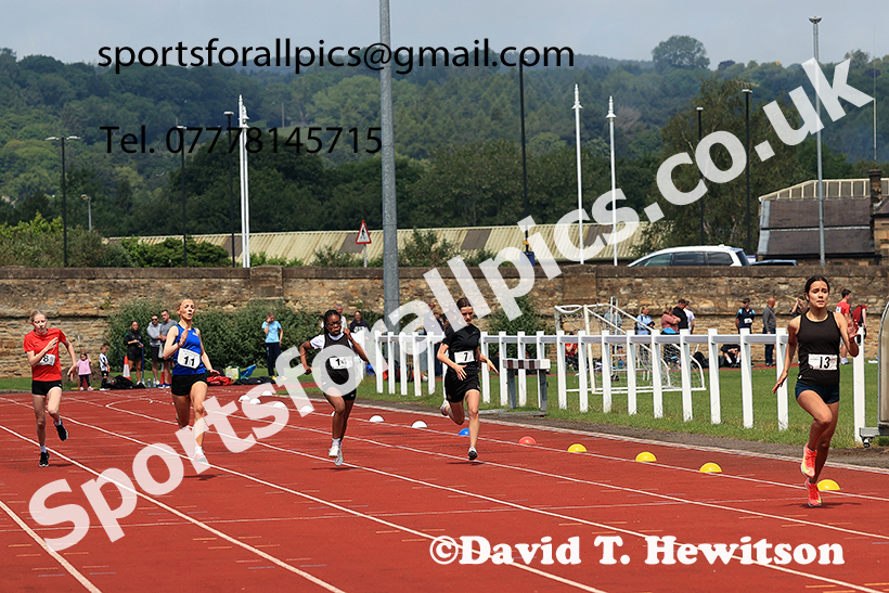 Girls 200 metres, 2025 Northumberland Schools Track and Fields, Wentworth, Hexham. Photo: David T. Hewitson/Sports for All Pics